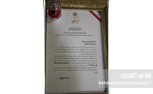 اقامه-نماز-به-وزیر-جهاد-کشاورزی-44