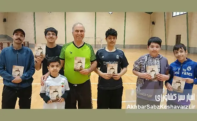 کودکان-گرگانی-در-کنار-نویسنده-«صد-راه-صرفهجویی-در-مصرف-آب»1