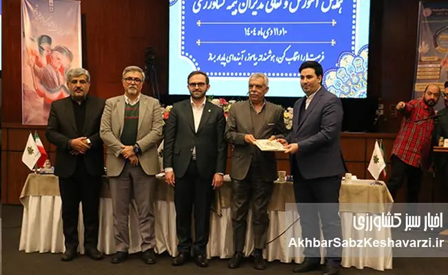 تجلیل-از-سرمایه‌های-ماندگار-بانک-کشاورزی-در-یک-هم‌اندیشی-ملی-3