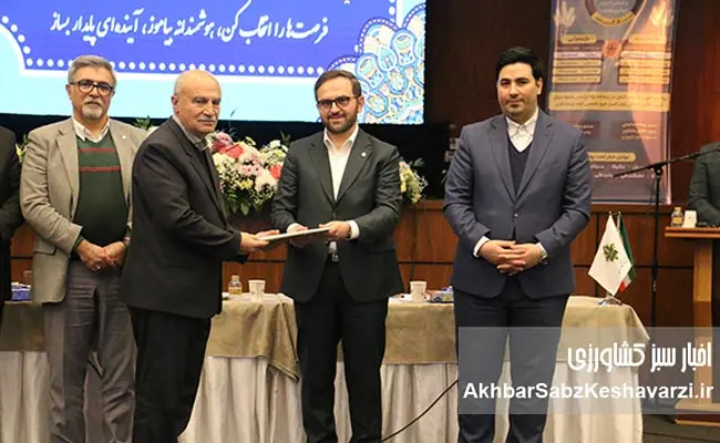 تجلیل-از-سرمایه‌های-ماندگار-بانک-کشاورزی-در-یک-هم‌اندیشی-ملی-2