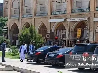 عبور خودروهای طالبان از میدان نقش‌جهان 