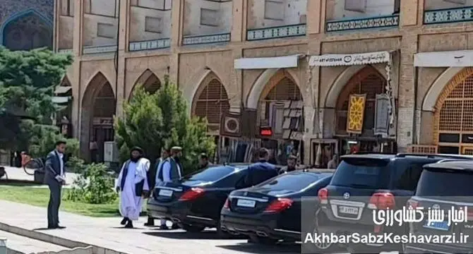 عبور خودروهای طالبان از میدان نقش‌جهان 