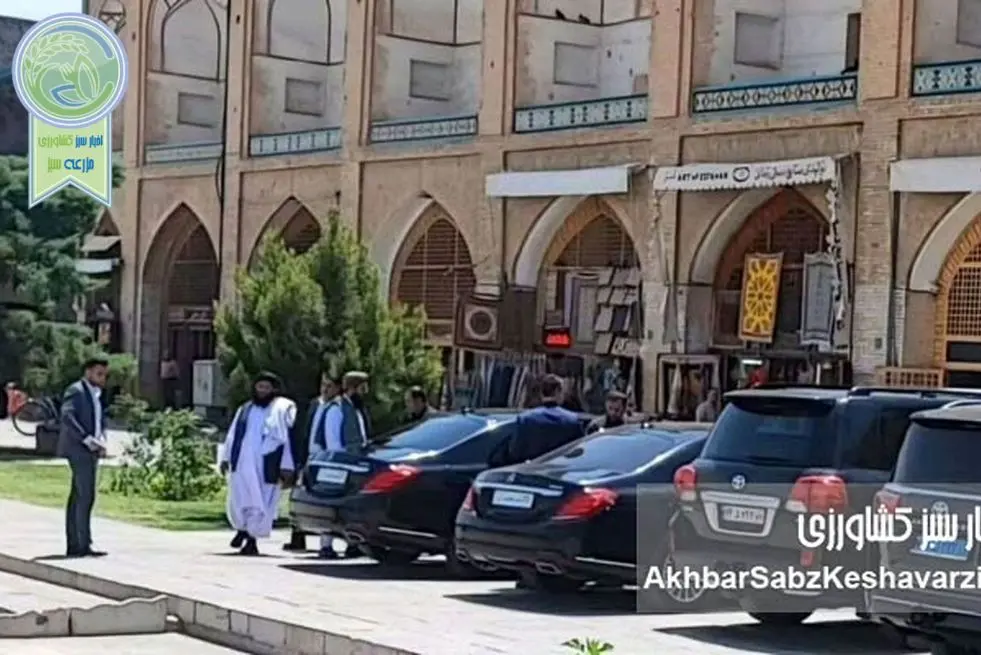 عبور خودروهای طالبان از میدان نقش‌جهان 