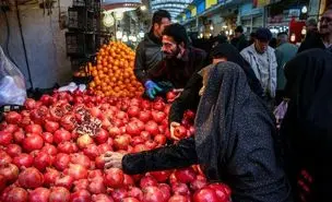 بازار میوه در آستانه شب یلدا