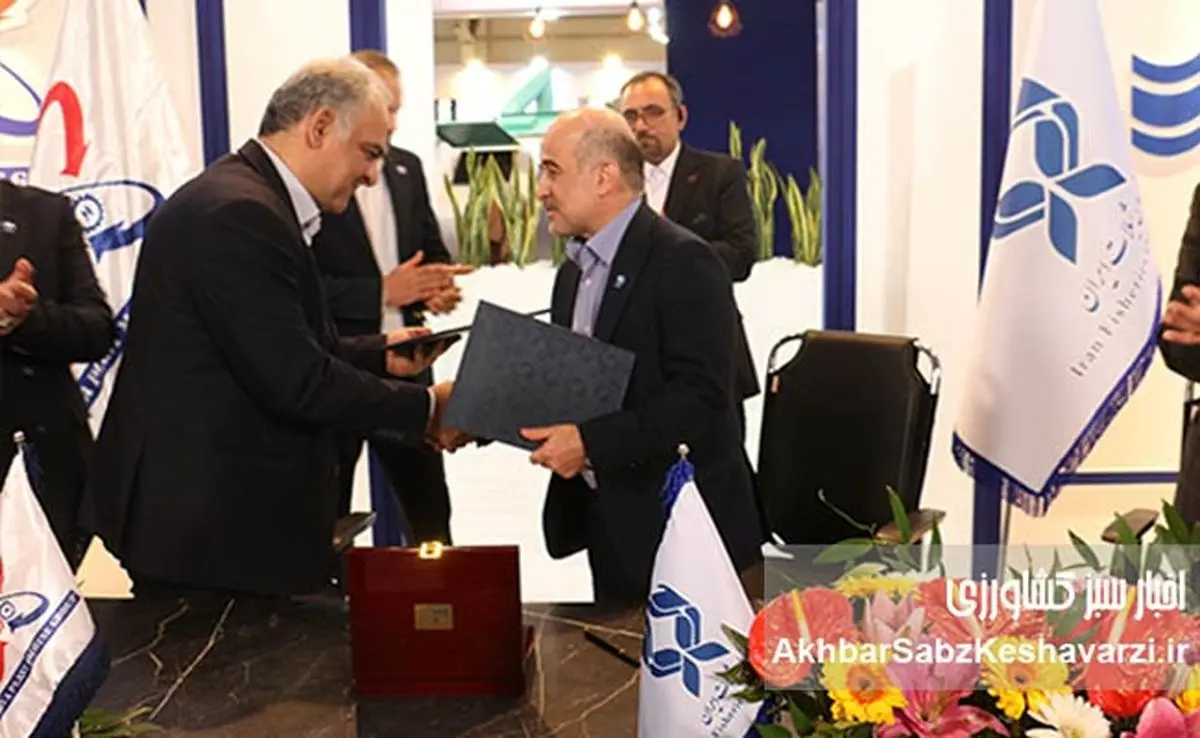 امضای توافقنامه همکاری بین سازمان شیلات ایران و گروه آریا پلاست ماشین برای توسعه قفس‌های معیشتی در شش استان محروم+ عکس