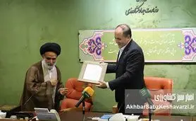 لوح تقدیر اقامه نماز به وزیر جهاد کشاورزی؛ پرسنل دولت قبل هم نمازخوان بودند