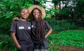 دو جوان در دانشگاه ابومی-کالاوی از کشاورزی نوآورانه حمایت می‌کنند