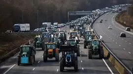 کشاورزان ناراضی، با تراکتور خیابان‌ها را بستند

