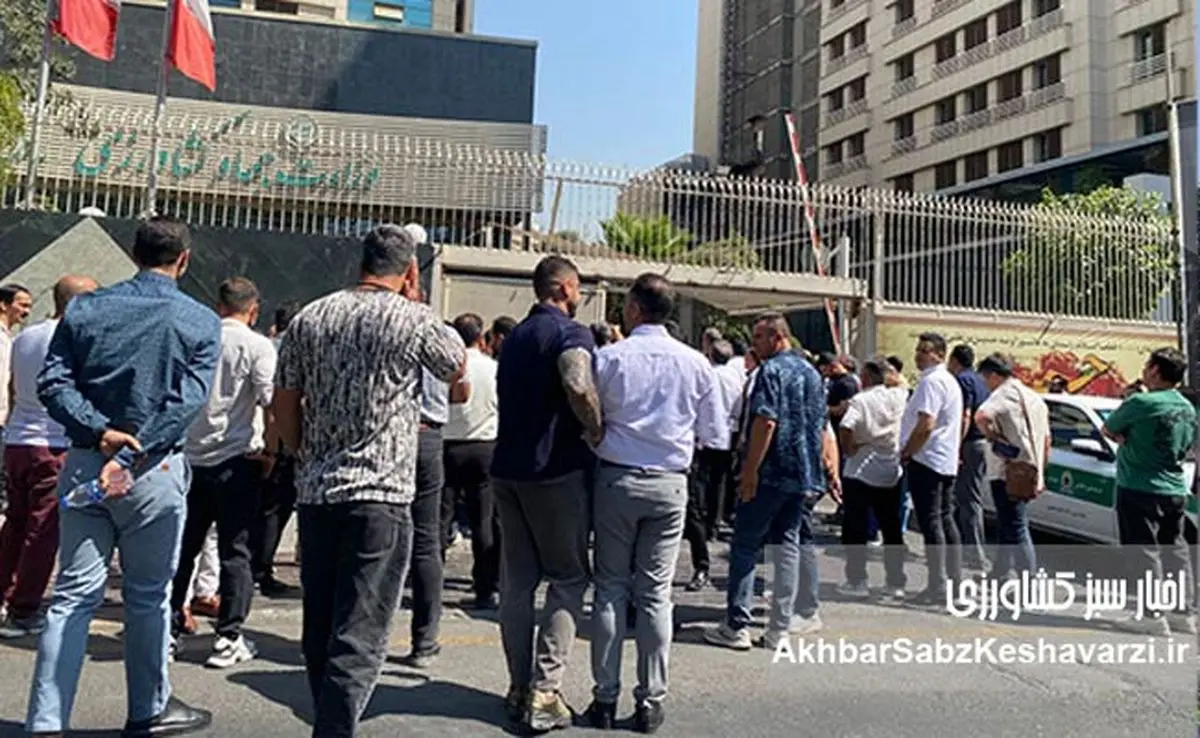 تجمع تولیدکنندگان در مقابل وزارت کشاورزی با شعار «وزیر کشاورزی استعفا، استعفا»