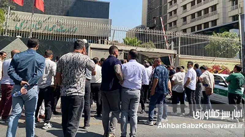 تجمع تولیدکنندگان در مقابل وزارت کشاورزی با شعار «وزیر کشاورزی استعفا، استعفا» 