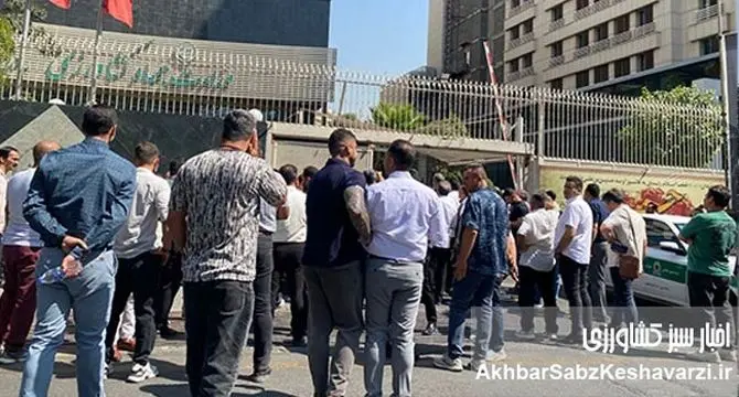 تجمع تولیدکنندگان در مقابل وزارت کشاورزی با شعار «وزیر کشاورزی استعفا، استعفا» 