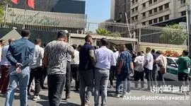 تجمع تولیدکنندگان در مقابل وزارت کشاورزی با شعار «وزیر کشاورزی استعفا، استعفا» 